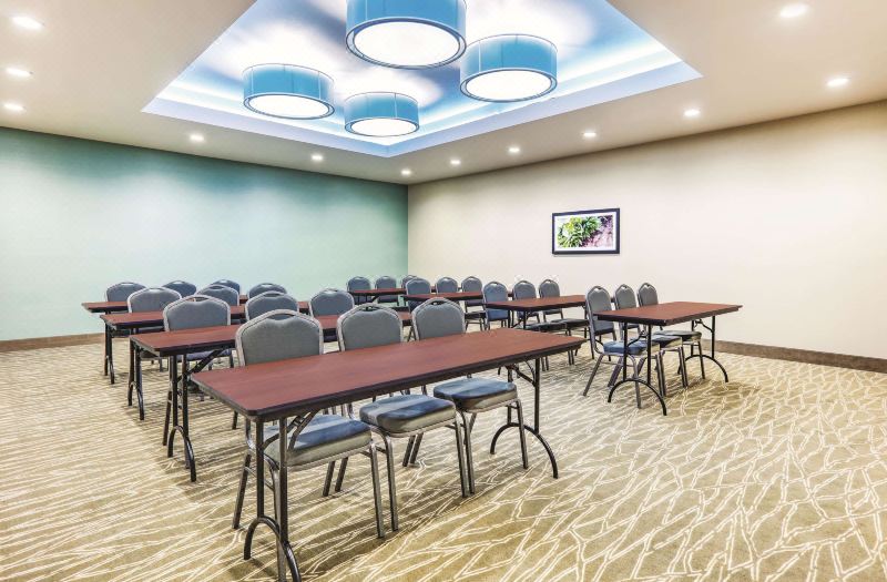 La Quinta Inn & Suites by Wyndham Dallas Plano - the Colony photo 3