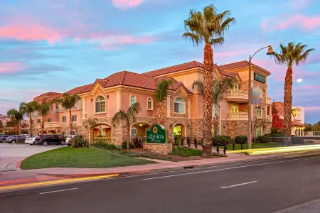 La Quinta Inn & Suites by Wyndham Moreno Valley Отели рядом с достопримечательностью «WinCo Foods»