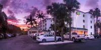 Courtyard Naples - parking