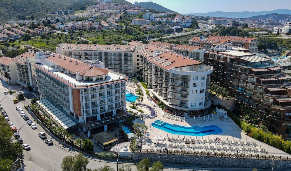 Ramada Hotel & Suites by Wyndham Kusadasi 수영장
