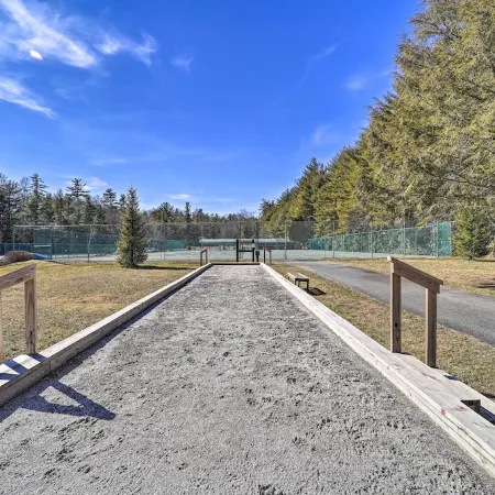 Near Lake + Trails: Rustic Newland Cabin w/ Deck! Отели в г. Эйвери