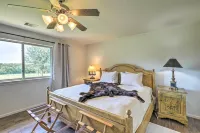 Charming Cameron Farm Retreat ~ 41 Mi to Tamu - parking
