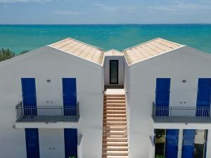 Dolce Mare 2 - Sea Front Apartment - Large Terrace - Wifi and Private Parking