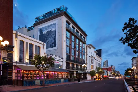 AC Hotel San Diego Downtown Gaslamp Quarter Отели рядом с достопримечательностью «REV»