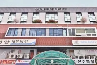 The First Hotel Hotel dekat Changwon National University