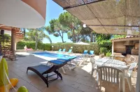 Spacious Retreat with Prime Location, Private Pool, Snooker, Free AC & Wifi - プライペートプール