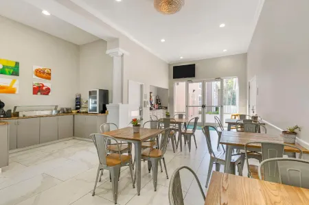 Quality Inn Conference Center at Citrus Hills Отели рядом с достопримечательностью «Funny Farm Alpacas»