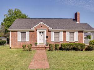 Charming Tullahoma Stay w/ Great Walkable Location