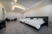 Gangneung Gyeongpodae Jajaknamu - Motels