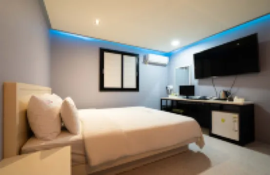 春川世界酒店 鄰近春川烤雞排衚衕的酒店