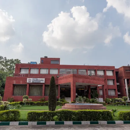 Hotel Chandigarh Beckons Отели рядом с достопримечательностью «Террасный сад»