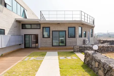 Lunamar Pension Отели рядом с достопримечательностью «Yongcheondonggul Cave»