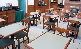 Host Inn an All Suites Hotel