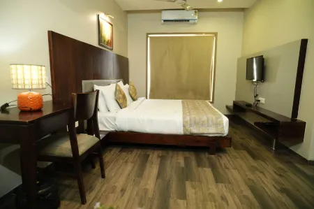 Hotel Grandeur Отели в г. Валсад