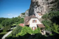 Logis Hôtel Domaine les Falaises Hôtels à : Sarrazac
