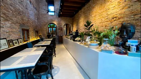 Kluenngam Cafe & Stay Отели рядом с достопримечательностью «Wat Bo Thong»