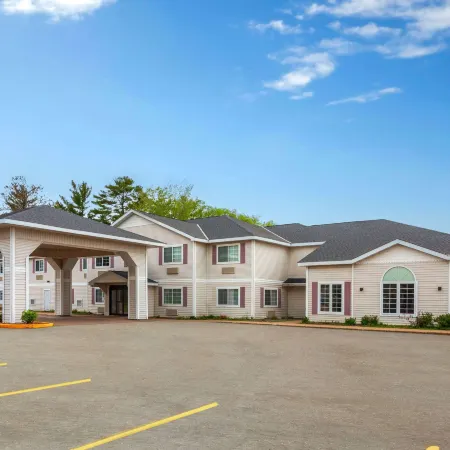 AmericInn by Wyndham Eagle River Downtown Отели в г. Игл Ривер