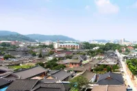 Jeonju Hanok Village under Mountain Pension