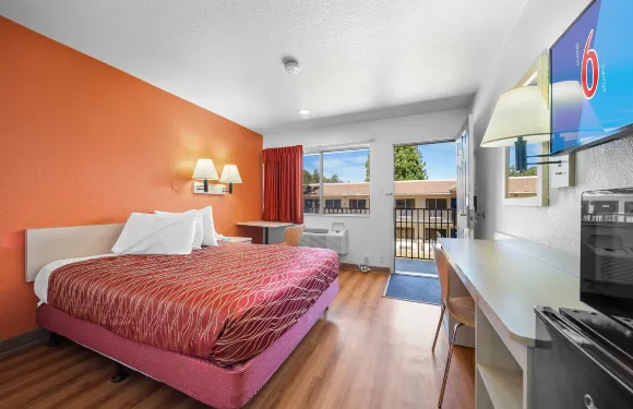 大熊6號汽車旅館