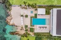 Luxurious 12-bedroom Oceanfront Villa With Private Chef Butler Private Beach in Casa de Campo Resort 阿爾托斯香凡村附近的飯店