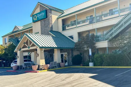 Quality Inn & Suites Livermore Wine Country Отели рядом с достопримечательностью «Дарси Кент Вайнярдс»