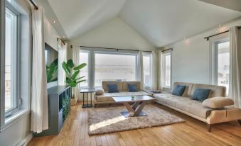 Dynamite 2-Bedroom House, Garage, Sleeps 6