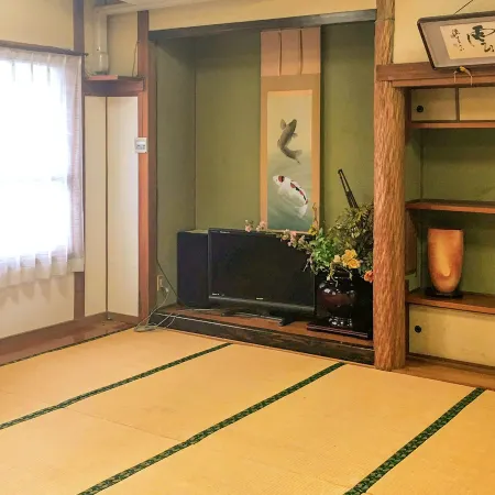 Tatsumi Ryokan Отели рядом с достопримечательностью «Железнодорожный вокзал Сага»