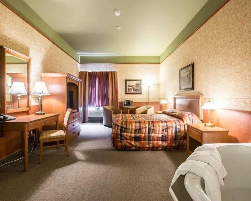 Econo Lodge Inn & Suites