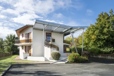 Sure Hotel by Best Western Saintes Отели в г. Корм-Руайяль