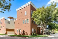 3 Story Townhouse in walking distance to Arlington's Entertainment District Hotels near Six Flags Over Texas