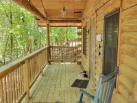 Cabin #10-Cozy log cabin nestled in the woods brief walk to Table Rock Lake Hotéis em Shell Knob