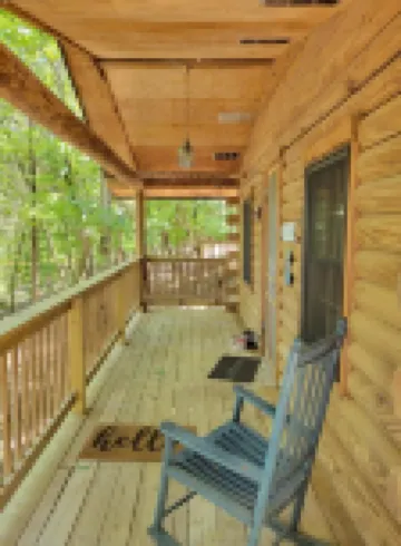 Cabin #10-Cozy log cabin nestled in the woods brief walk to Table Rock Lake Hotels in Shell Knob