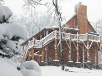 Amazing Mountain Views / Hot Tub / Fireplace / Game Room / Creek / Trails Hotels in Broad River