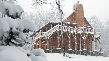 LONG RANGE VIEWS / HOT TUB / FIREPLACE / GAME ROOM / CREEK / TRAILS