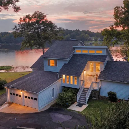 Luxurious large 3bd/2ba Home with Dock with beautiful sunset views