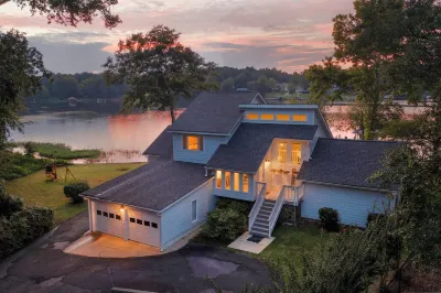 Luxurious large 3bd/2ba Home with Dock with beautiful sunset views