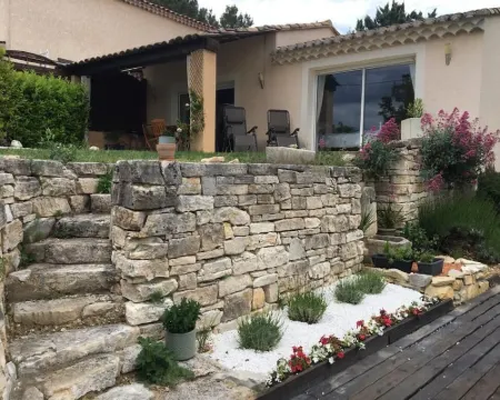 Barjac Villa Pastis - Gîte with swimming pool and view of the Cévennes mountains Hoteles en Barjac