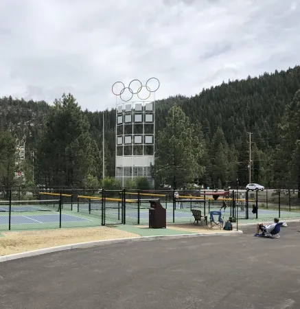 Prime Location Inside Palisades Village.  Steps to Gondola. 1 Bdrm -Sleeps 4 Отели рядом с достопримечательностью «Squaw Valley Ski Area»