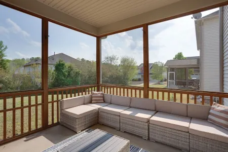 Stylish & Centrally Located Home Отели рядом с достопримечательностью «Lenovo Building 8»