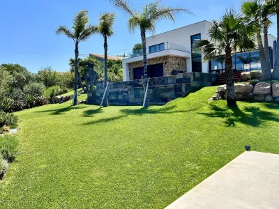 Luxurious villa with pool, jacuzzi and exceptional view! 5 minutes from the beach
