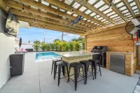 Bright and Beachy Pool Home - بوتيك