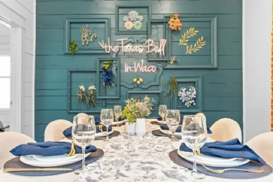 ONLY 4 BLOCKs to Magnolia-Hot tub-Texas Bell in Waco