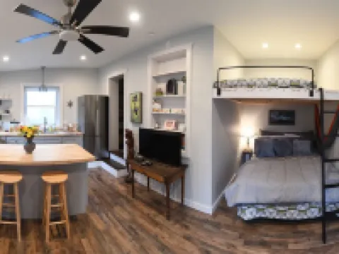 Newly renovated studio Apartment in Downtown Lexington. 5 min walk to W&L or VMI Hotels in Lexington