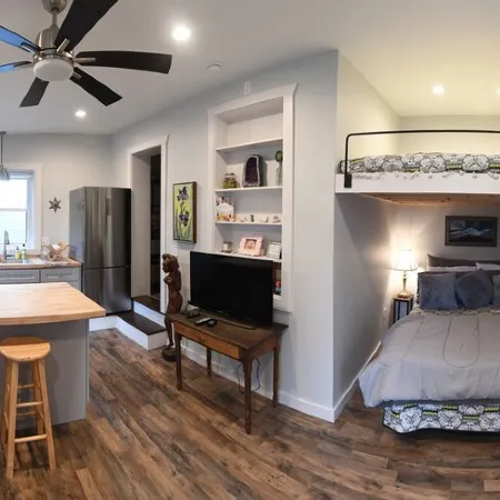 Newly renovated studio Apartment in Downtown Lexington. 5 min walk to W&L or VMI