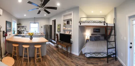 Newly renovated studio Apartment in Downtown Lexington. 5 min walk to W&L or VMI