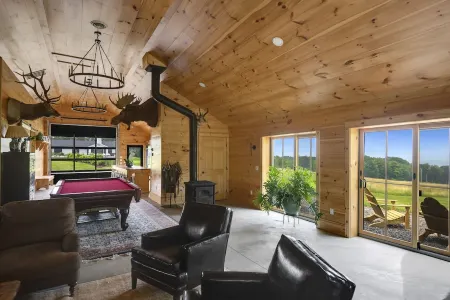 Barndominium, Embracing Skaneateles lake's Beauty. Отели в г. Сканителс