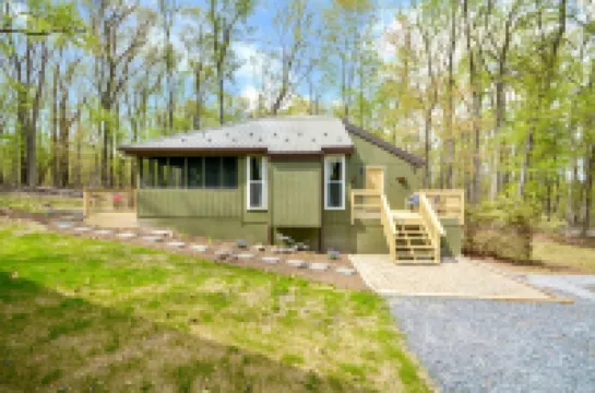 Cedar Loft at The Woods-Vintage Chic Cabin Retreat with Amenities Access