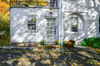 White House First-Floor Condo w/parking Hoteles cerca de Universidad de Princeton