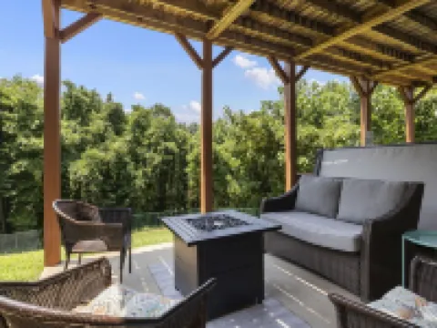 Beautiful cabin with mountain views, hot tub, game room. 1 mile to Lake Lure 雷克路爾酒店