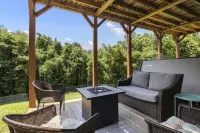 Beautiful cabin with mountain views, hot tub, game room. 1 mile to Lake Lure
